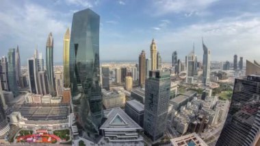 Sheikh Zayed karayolu zaman çizelgesinde Dubai 'deki finans merkezindeki fütüristik gökdelenlerin panoraması