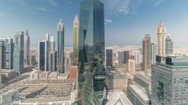 Dubai 'deki finans bölgesi iş merkezinde Sheikh Zayed karayolu zaman çizelgesinde fütüristik gökdelenleri gösteriyor.