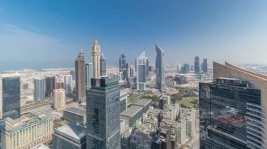 Sheikh Zayed karayolu zaman çizelgesinde Dubai 'deki finans merkezindeki fütüristik gökdelenlerin panoraması