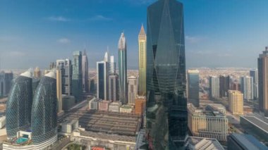 Sheikh Zayed karayolu zaman çizelgesinde Dubai 'deki finans merkezindeki fütüristik gökdelenlerin panoraması