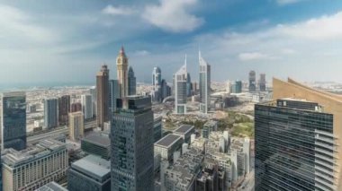 Sheikh Zayed karayolu zaman çizelgesinde Dubai 'deki finans merkezindeki fütüristik gökdelenlerin panoraması