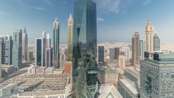 Panoráma bemutató futurisztikus felhőkarcolók pénzügyi kerület üzleti központ Dubai Sheikh Zayed Road timelapse — Stock videók