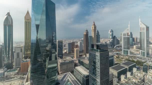 Panorama över futuristiska skyskrapor i finansdistriktet business center i Dubai på Sheikh Zayed väg timelapse — Stockvideo