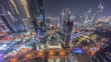 Dubai 'deki finans bölgesi iş merkezindeki fütüristik gökdelenlerin panoraması.