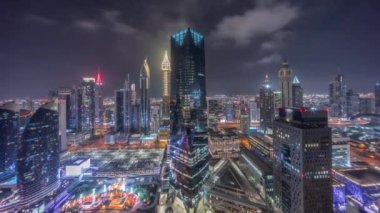 Dubai 'deki finans bölgesi iş merkezindeki fütüristik gökdelenlerin panoraması.