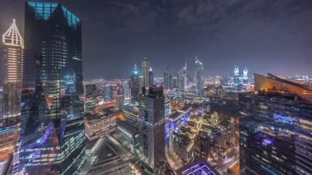 Panorama de rascacielos futuristas en el centro de negocios del distrito financiero en Dubai noche timelapse — Vídeo de stock