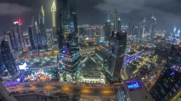 Panorama de arranha-céus futuristas no centro de negócios do distrito financeiro na noite de Dubai timelapse — Vídeo de Stock