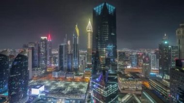 Dubai 'deki finans bölgesi iş merkezindeki fütüristik gökdelenlerin panoraması.