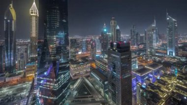 Dubai 'deki finans bölgesi iş merkezindeki fütüristik gökdelenlerin panoraması.