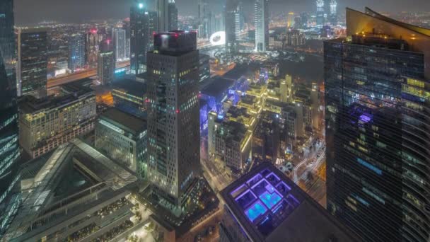 Panorama de arranha-céus futuristas no centro de negócios do distrito financeiro em Dubai toda a noite timelapse — Vídeo de Stock