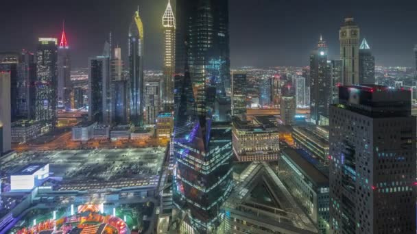 Panorama mostrando rascacielos futuristas en el centro de negocios del distrito financiero en Dubai noche timelapse — Vídeos de Stock