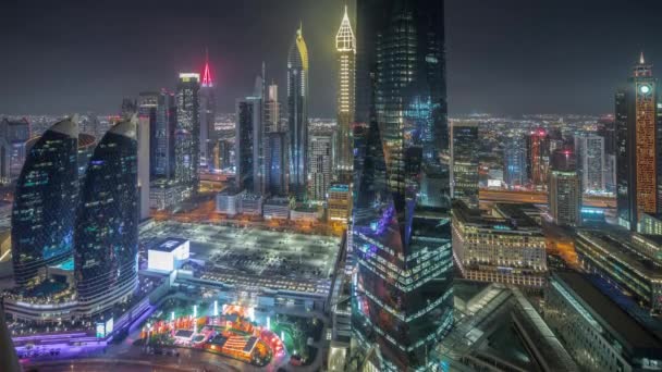 ドバイの金融街ビジネスセンターの未来的な高層ビルのパノラマ夜のタイムラプス — ストック動画