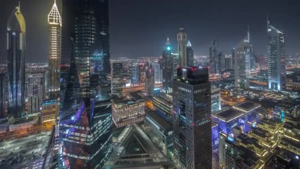 Panorama de rascacielos futuristas en el centro de negocios del distrito financiero en Dubai noche timelapse — Vídeo de stock