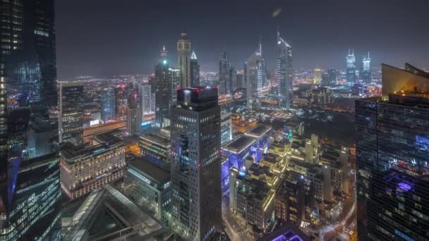 Panorama de arranha-céus futuristas no centro de negócios do distrito financeiro na noite de Dubai timelapse — Vídeo de Stock