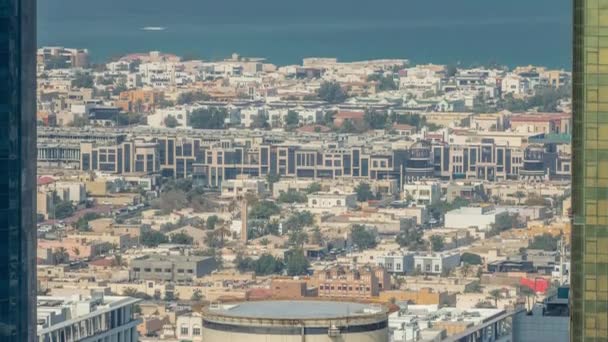 Pemandangan udara rumah-rumah dan villa-villa apartemen di kota Dubai timelapse, Uni Emirat Arab — Stok Video