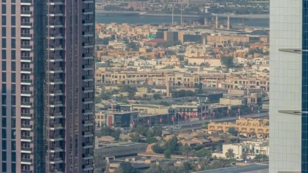 Vista aérea de casas de apartamentos y villas en Dubai timelapse ciudad, Emiratos Árabes Unidos — Vídeos de Stock