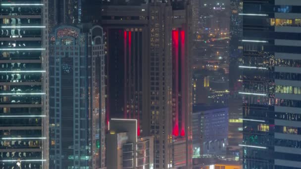 아랍에미리트 두바이에서 야간 유리 방송 시간 대가편 창하고 있는 창문 과망 대 — 비디오