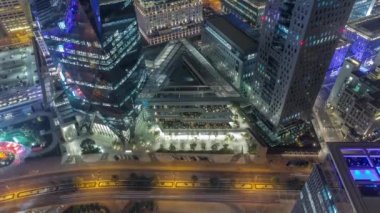 Ofis kulesi Dubai Uluslararası Finans Merkezi 'nde gece vardiyasında.
