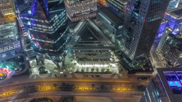 ドバイ国際金融センターの夜のタイムラプスに位置するオフィスタワー — ストック動画