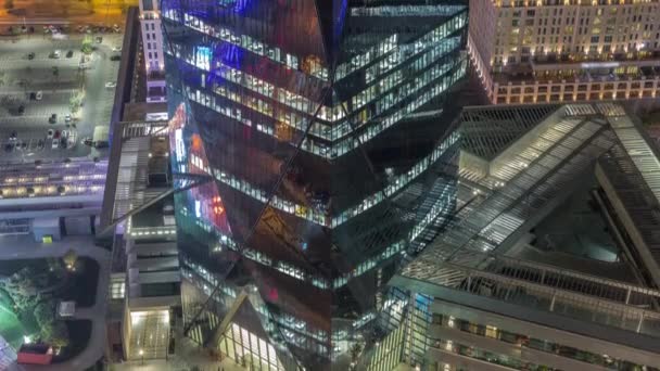 ドバイ国際金融センターの夜のタイムラプスに位置するオフィスタワー — ストック動画