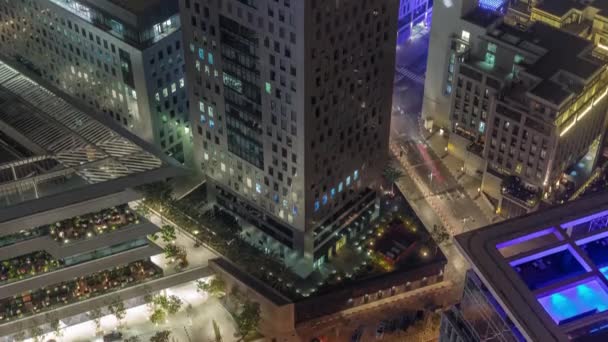 Kantoortoren gelegen in de Dubai International Financial Centre nachtelijke tijdspanne — Stockvideo