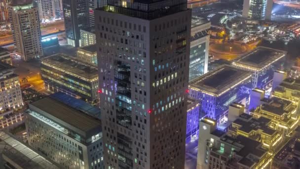 Torre degli uffici situata nel quartiere notturno del Dubai International Financial Centre — Video Stock