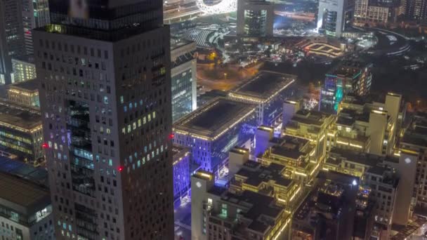 Kontorstornet ligger i Dubai International Financial Centre natten timelapse — Stockvideo