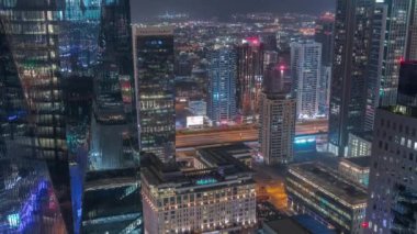 Sheikh Zayed Yolu yakınlarındaki gökdelenler ve Dubai, BAE 'deki DIFC bölge gece zaman çizelgesi..