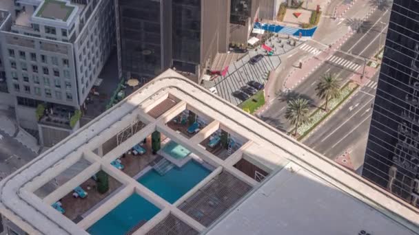 Piscina no último piso vista de cima timelapse, vista aérea superior no distrito financeiro. Pessoas a relaxar. Dubai, EAU — Vídeo de Stock