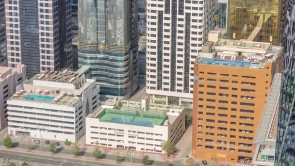 Piscina en la azotea vista desde arriba timelapse, vista aérea en el distrito financiero. Gente relajada. Dubai, Emiratos Árabes Unidos — Vídeo de stock