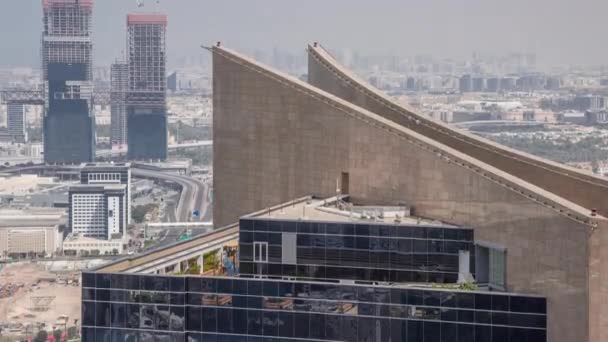 Vue aérienne du toit du gratte-ciel et de Bur Dubai, du ruisseau, du quartier de Deira et de Sharjah timelapse — Video