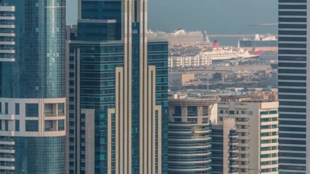 Dubai 'nin gökdelenleri ve limanda bir sürü gemi var. — Stok video