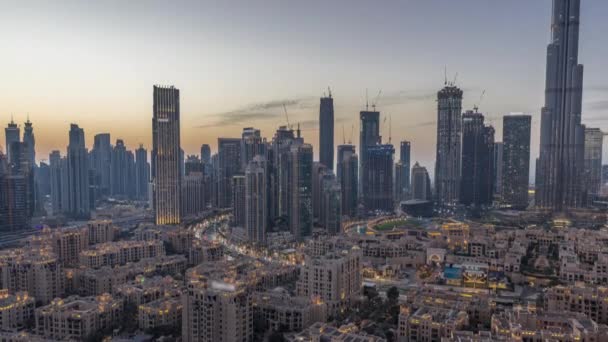 Dubais Business Bay Türme aus der Luft Tag und Nacht Zeitraffer. Blick von oben auf einige Wolkenkratzer — Stockvideo