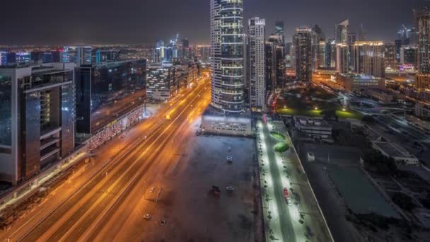 Dubajský obchodní záliv věží letecké noci čas vypršel. Střešní pohled na některé mrakodrapy — Stock video