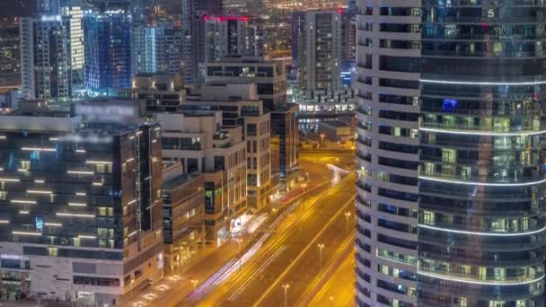 Dubais business bay torent luchtfoto nachtelijke tijdspanne. Dakzicht op enkele wolkenkrabbers — Stockvideo