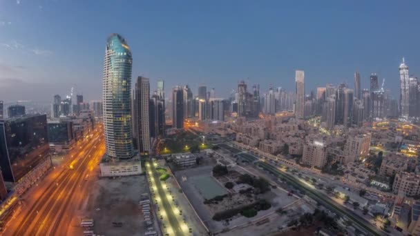 Dubais business bay torri aeree notte a giorno timelapse. Vista sul tetto di alcuni grattacieli — Video Stock