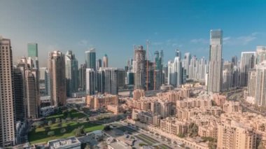 Dubais iş hangarı kuleleri havadan sabah saatleri. Bazı gökdelenlerin çatı manzarası