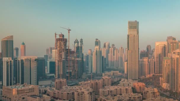 Dubajský obchodní dok věží letecké ranní čas vypršel. Střešní pohled na některé mrakodrapy — Stock video
