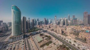 Dubais iş hangarı kuleleri havadan sabah saatleri. Bazı gökdelenlerin çatı manzarası