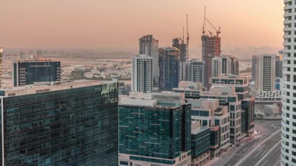 Les tours de bureaux de la baie d'affaires de Dubais remontent le temps. Vue sur le toit de certains gratte-ciel — Video