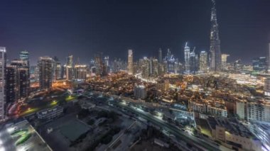Dubai Şehir Merkezi, en yüksek gökdelen ve diğer kuleleri olan gece zaman çizelgesi.