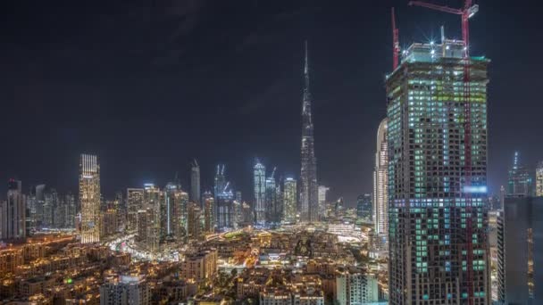 두 바이 다운타운 야간 시간 대에 가장 높은 마천루 와 다른 타워들이 있다 — 비디오