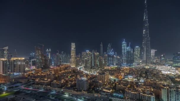 Panorama menunjukkan Dubai Downtown dan teluk bisnis malam timelapse dengan pencakar langit tertinggi dan menara lainnya — Stok Video