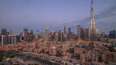 Dubai Şehir Merkezi, gece gündüz, en yüksek gökdelen ve diğer kulelerle dolu.