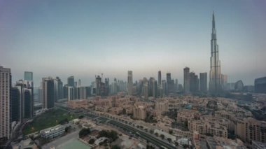 Dubai Şehir Merkezi, gece gündüz, en yüksek gökdelen ve diğer kulelerle dolu.