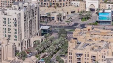 Gökyüzü manzarası yukarıdan eski kasaba adasının geleneksel evlerini gösteriyor..