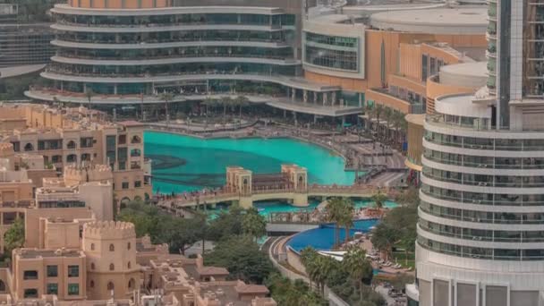 Dubai şehir merkezindeki fıskiyenin yanında bulunan alışveriş merkezinin dışı, Birleşik Arap Emirlikleri. — Stok video