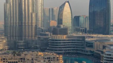 Dubai şehir merkezindeki çeşmenin yanında bulunan alışveriş merkezinin dışı, Birleşik Arap Emirlikleri 'nin sabah saatleri.