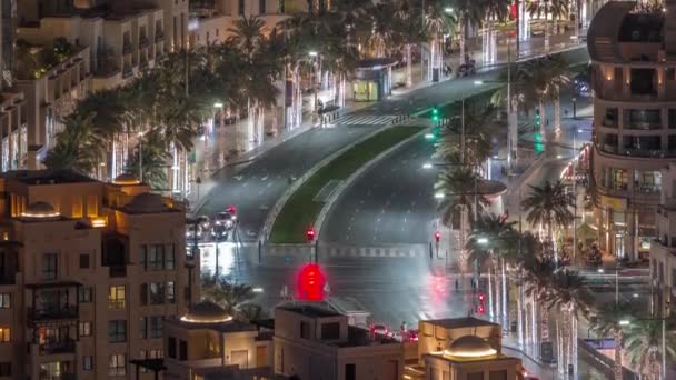 Intersección tráfico noche timelapse en Mohammed Bin Rashid Boulevard curvas entre los muchos rascacielos iluminados y torres — Vídeos de Stock