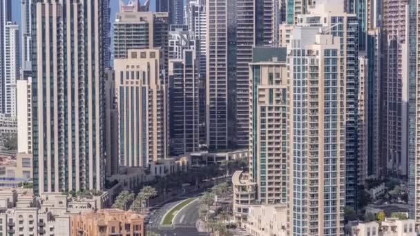 A Mohammed Bin Rashid körút kanyarulatainak kereszteződési ideje a sok felhőkarcoló és torony között — Stock videók